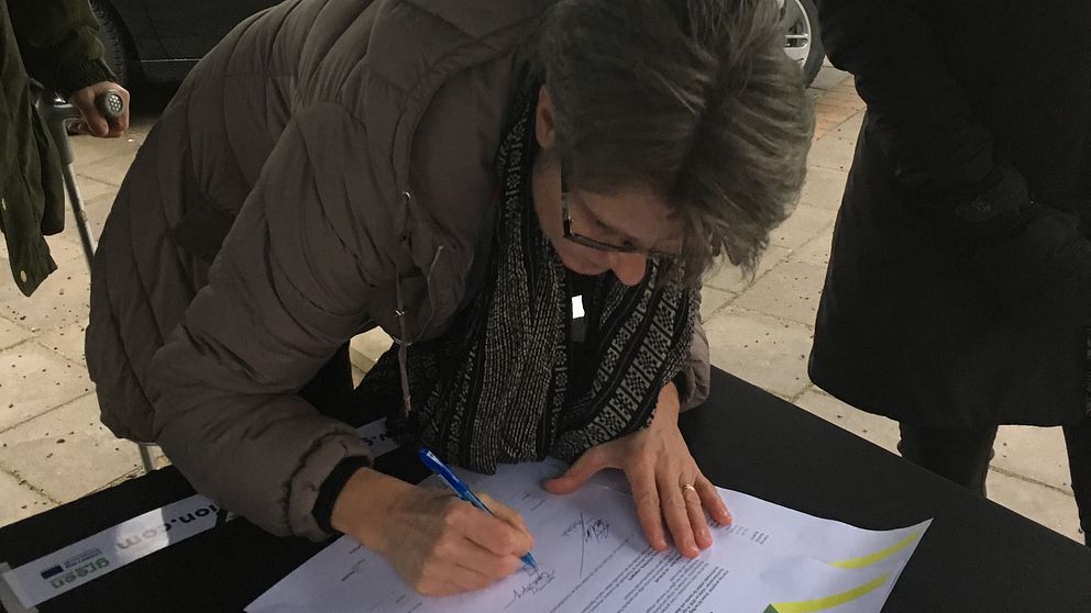 Gunilla Ingemyr (C), ordförande kommunstyrelsen i Sunne, skriver på ett dokument om att minska fossilberoendet.