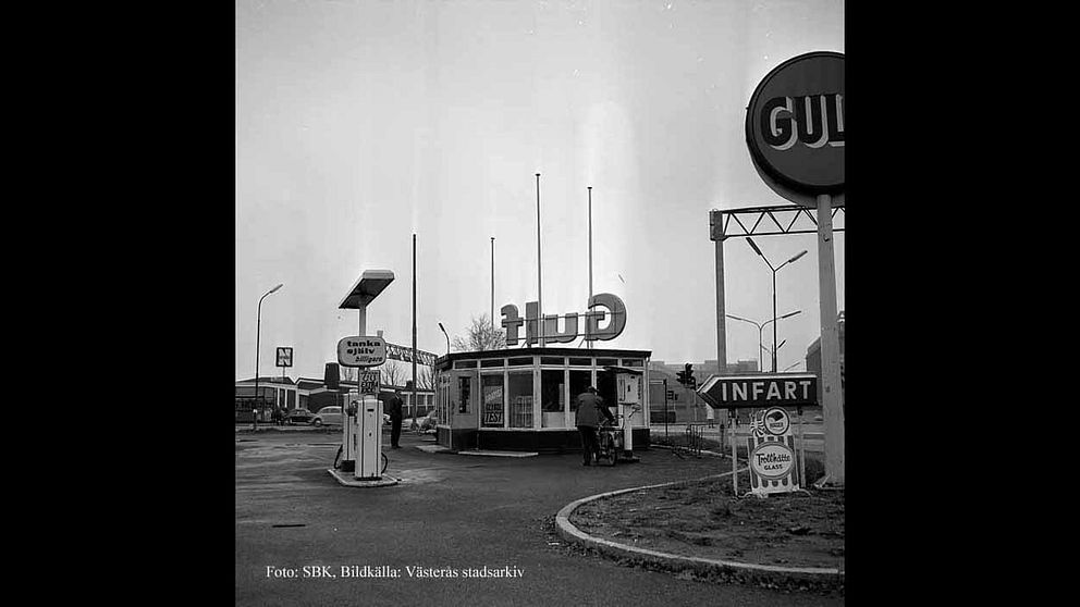 Infarten från Pilgatan med bensinpumparna och kioskdelen, cirka 1966.. Macken revs ca 1966 – 1967.