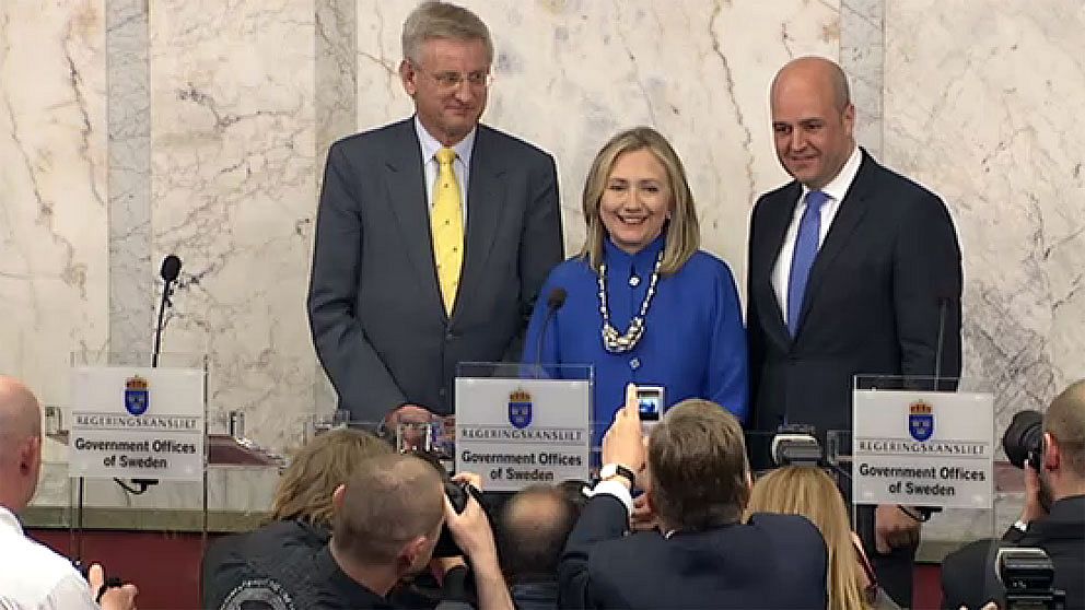 Carl Bildt, Hillary Clinton och Fredrik Reinfeldt på pressträffen på Rosenbad. Foto: SVT