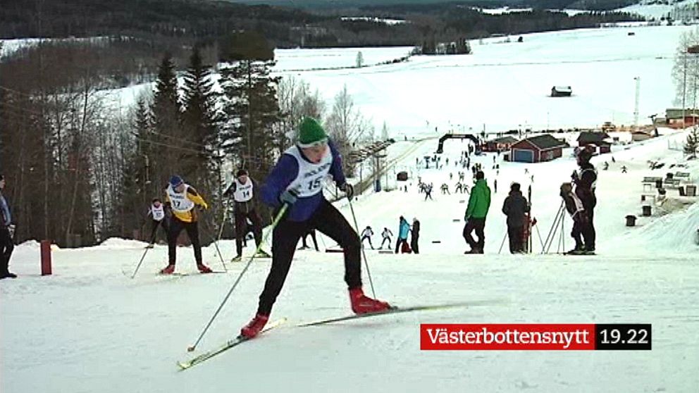 skidåkare på väg uppför backen