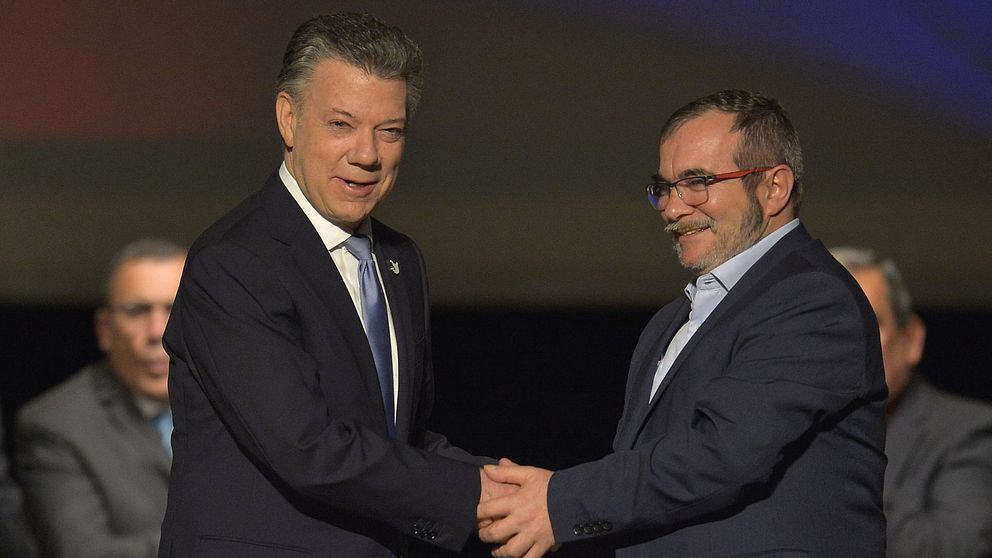 Colombias president Juan Manuel Santos och Farcledaren Rodrigo Londoño.