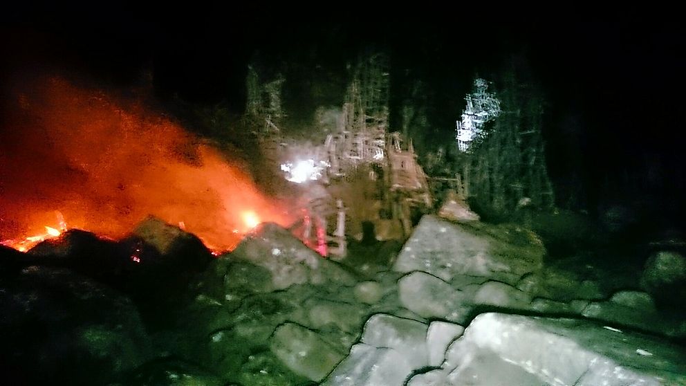 Konstverket ligger otillgängligt till, vilket försvårar släckningsarbetet.