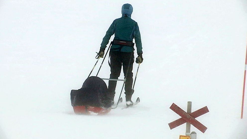 skidåkare på fjälltur, drar en pulka