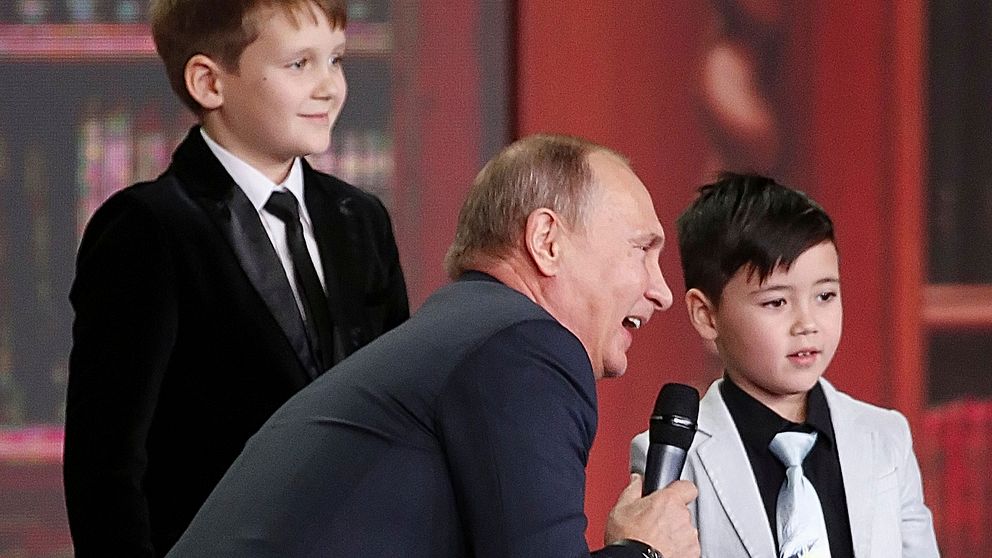 Vladimir Putin tillsammans med de två vinnarna, 9-årige Miroslav Askirko och femårige Timofei Tsoi.