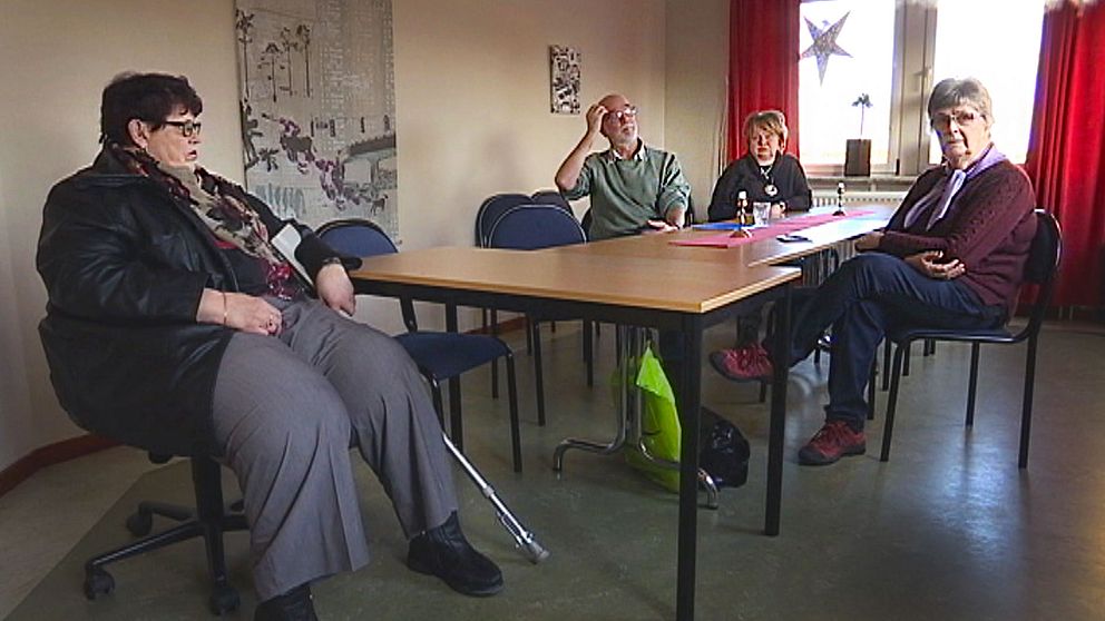 Personer från handikappföreningen sitter runt ett bord.