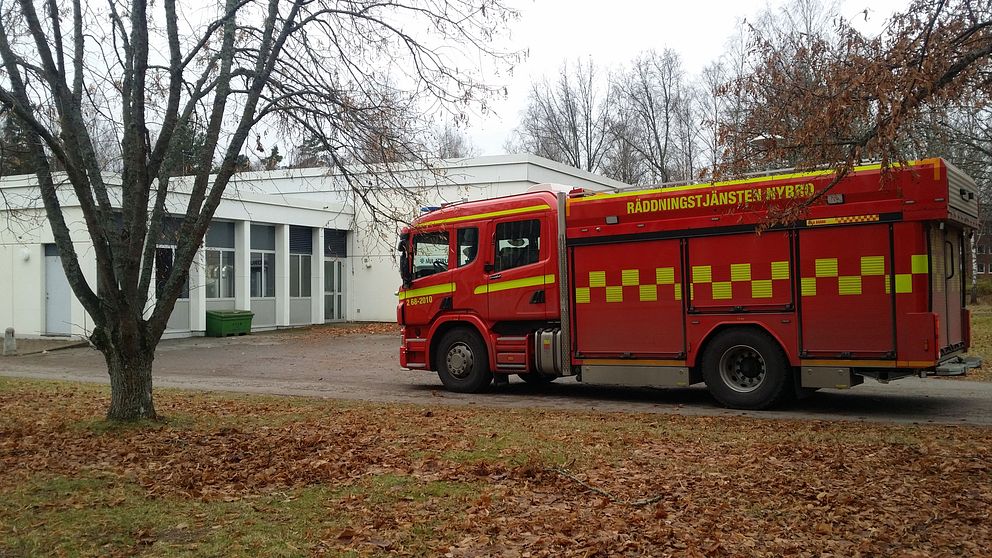 En av räddningstjänstens bilar utanför Åkrahällskolani Nybro