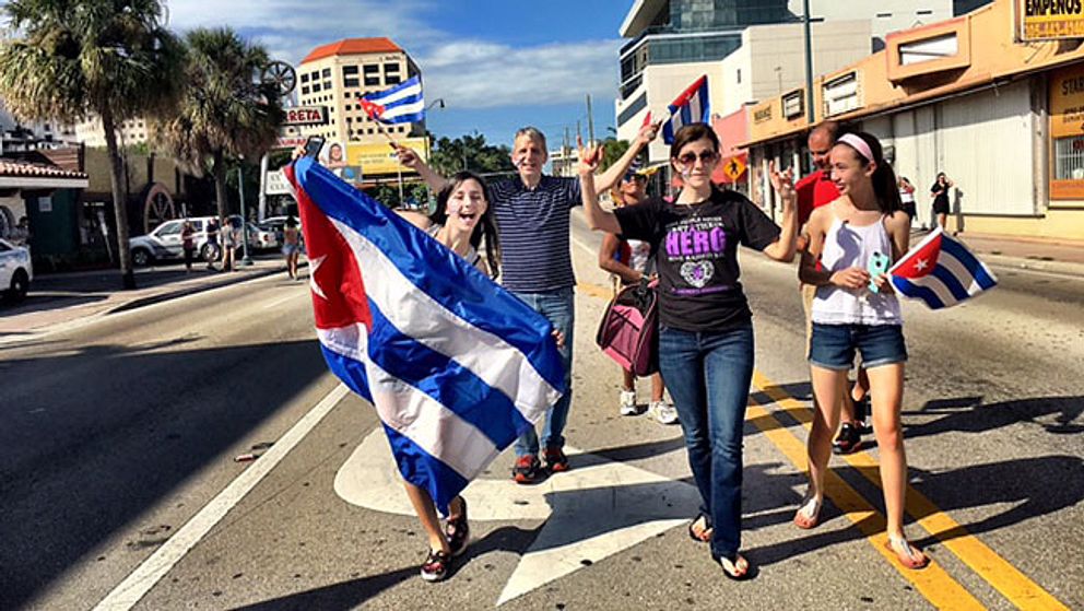 Unga exilkubaner firar i Little Havana i Miami.