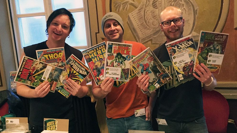 Max Malmquist, Bryson Johnson och Kim Sandén säljer klassiska amerikanska serietidningar på mässan. Exempelvis Batman, The Avengers och Deadpool.