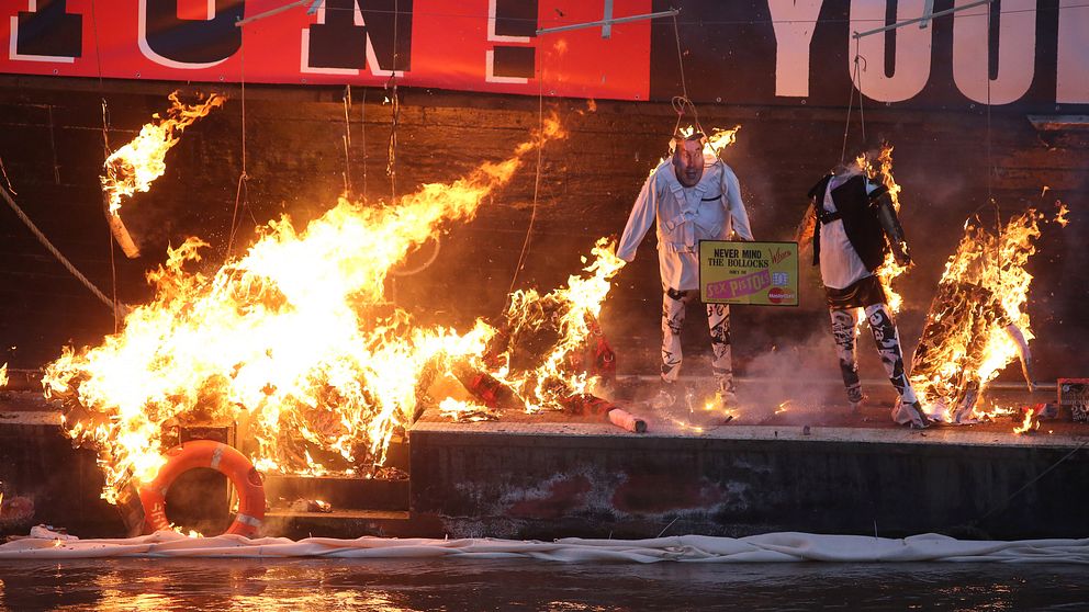 Punkprylar bränns upp vid en pråm i London till ett värde av 55 miljoner kronor.