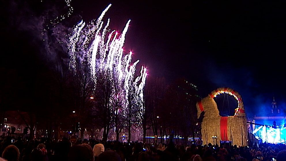 En bild på fyrverkerier och Gävlebocken under söndagens invigning.