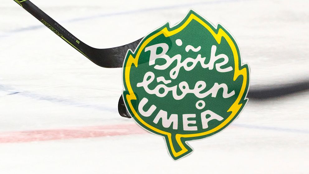 Ett montage av hockeyklubbor och Björklövens logga.