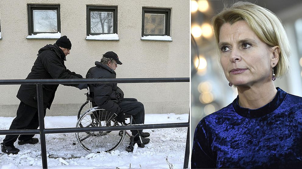 En färdtjänstchaufför hjälper en man i rullstol och Åsa Regnér
