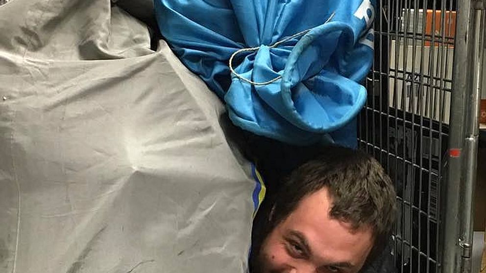 ICA Strömmens personal ligger i en lastvagn översvämmade av paket.