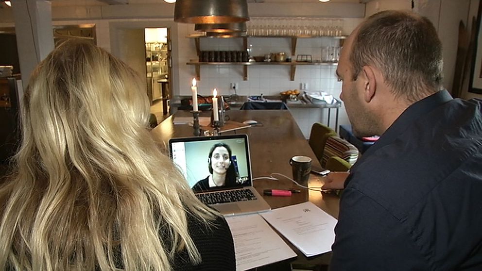 Magnus Wieselqvist och Maria Eriksson talar med Isabella Giles över datorn.