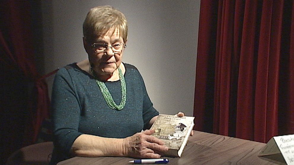 Eine Heikkilä med sin bok.