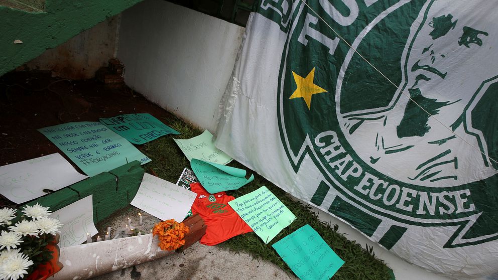 Blommor och meddelanden vid Chapecoenses arena i Brasilien.