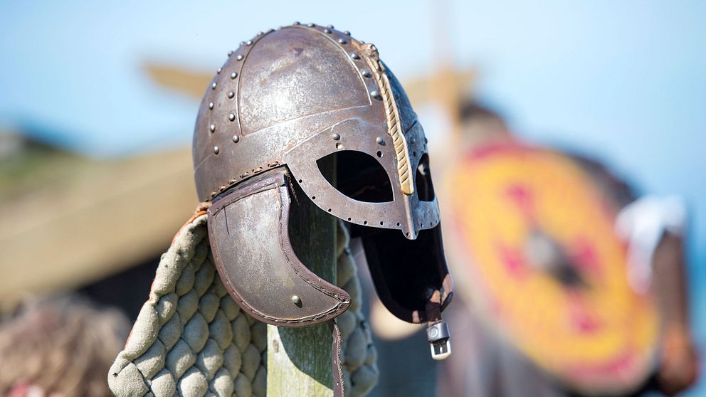 En vikingahjälm hänger utanför Fotevikens museum i Höllviken.