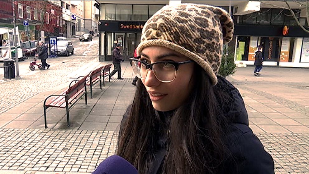 Wardeh Shamoun i Södertälje säger att hon flera smällar i stan. Allt fler unga får ta på så kallade bangers – högljudda smällare.
