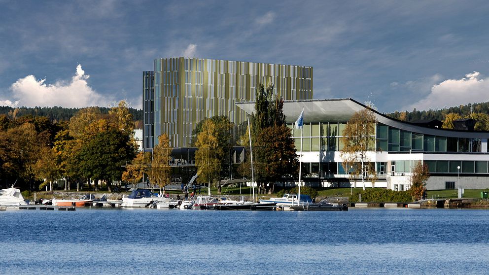 Det nya hotellets placering vid Kanaludden i Härnösand. Simhallen till höger