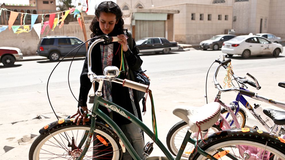 En stillbild ur saudiarabiska filmen ”Den gröna cykeln”.
