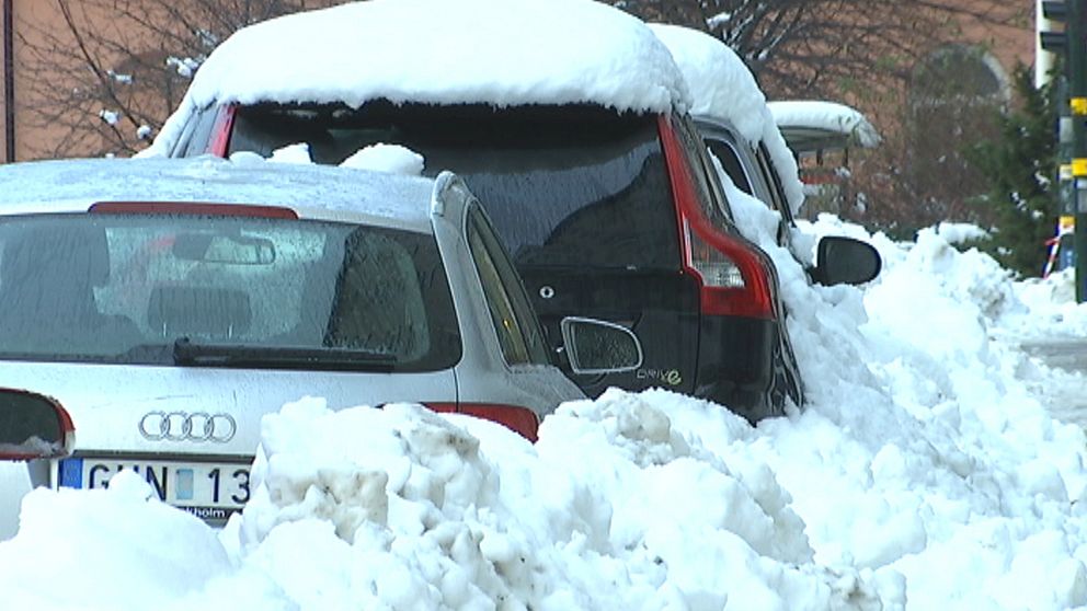 Dagen efter snöovädret (den 10 november alltså) fanns med många översnöade och inplogade bilar runtom i Stockholm.