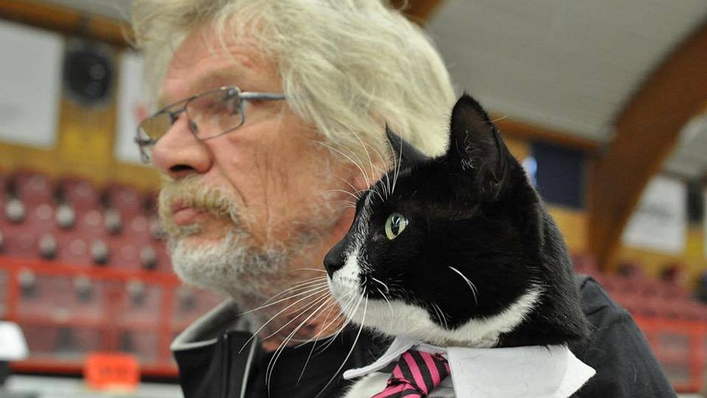 Lars Leveau och katten Sören Fernström från Blekinge, som under sex år har samlat in över en halv miljon kronor till behövande katter runt om i Sverige genom att människor får betala för att klappa honom.