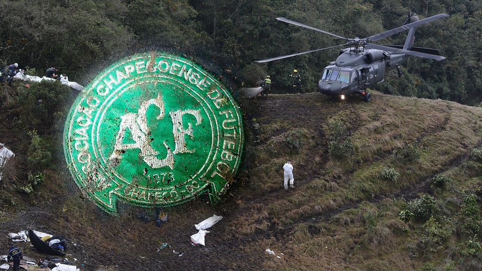 Räddningsarbetare lastar kroppar i en helikopter efter flygkraschen i Colombia.