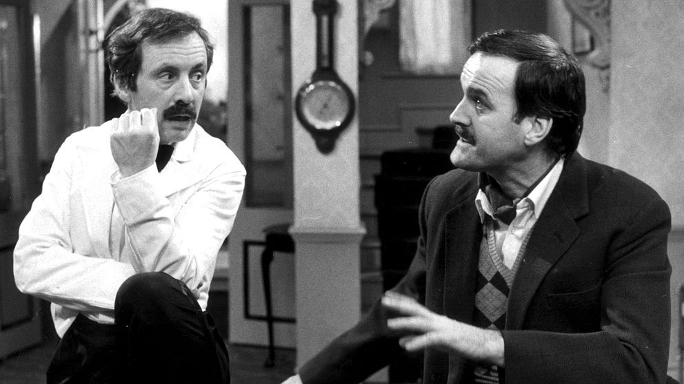 Andrew Sachs och John Cleese som Manuel och Basil Fawlty i ”Pang i bygget”.