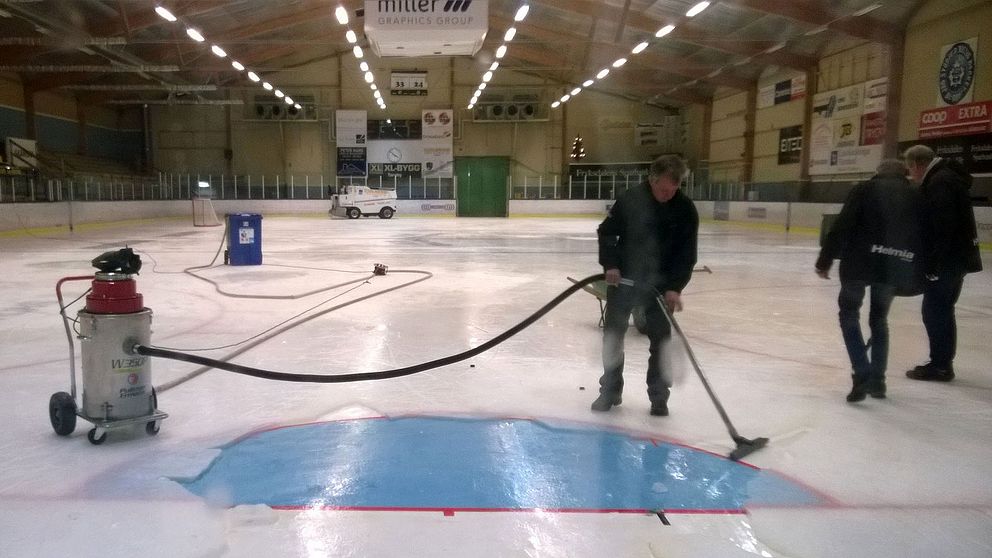 Ishallen i Sunne fick stängas i går efter att kylsystemet sprungit läck. Det var när isen skulle provborras som borren träffade en kylslang.