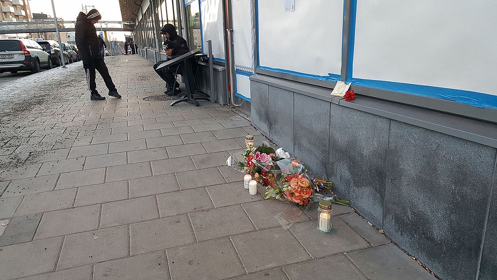 På lördagen har folk lämnat blommor och ljus utanför Café Mynta, till minne av bröderna som dog där igår.