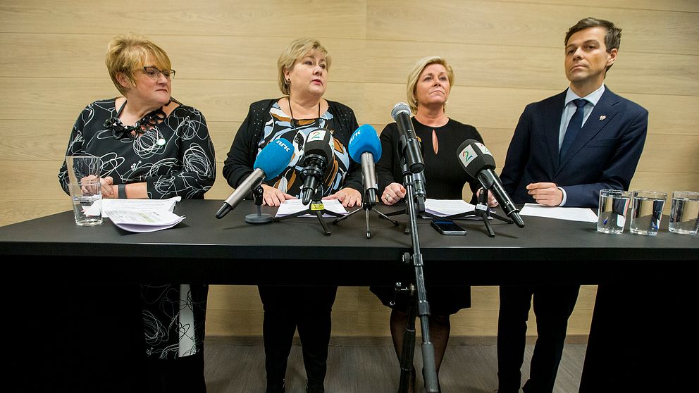 Venstres Trine Skei Grande, statsminister Erna Solberg, finansminister och FrP-ledaren Siv Jensen och KrF-leder Knut Arild Hareide vid lördagens presskonferens.