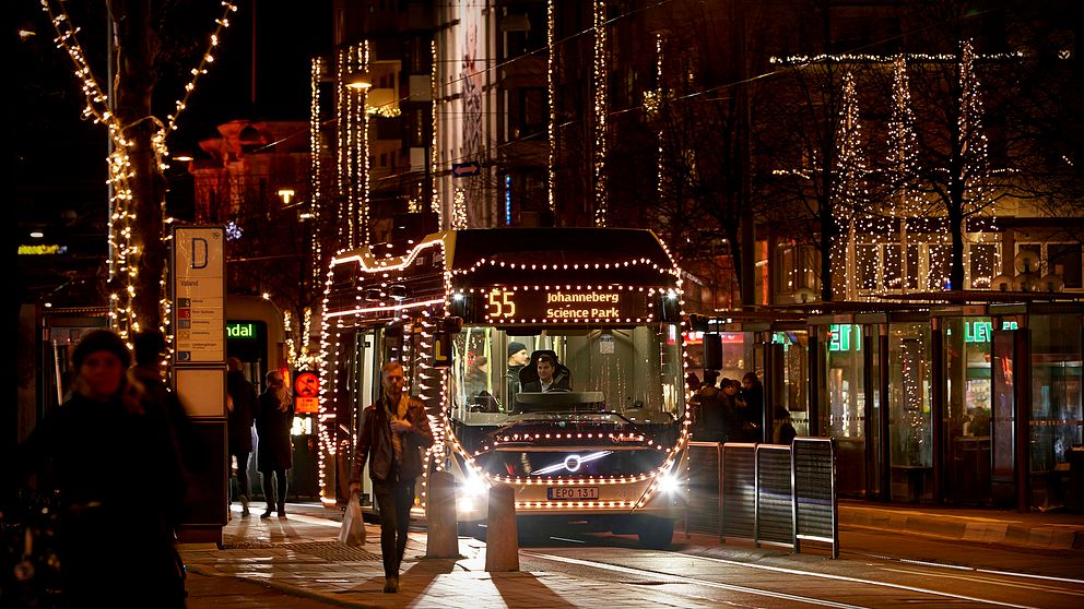 Västtrafiks julbuss stoppas av polisen efter en dag på Göteborgs gator, anledningen är att bussen bryter mot trafikreglerna.