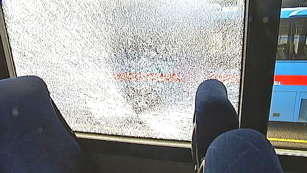 Sönderskjuten ruta i buss