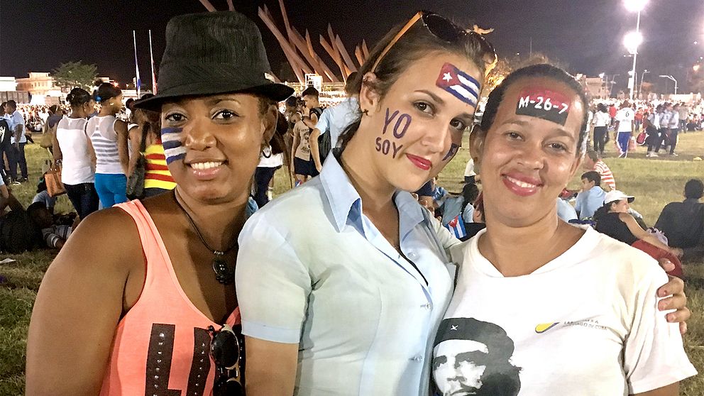 Katerine Cambara (mitten), med sina lärare Gilian Martinez och Rissette Fernandez vid minnesstunden för Fidel Castro.