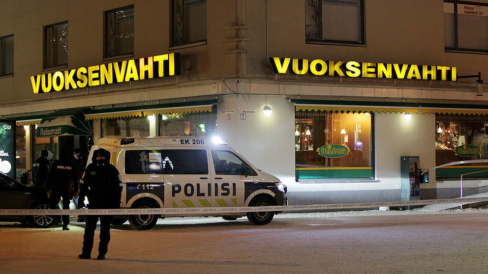 Tre kvinnor sköts till döds med gevär vid en restaurang i södra Karelen. Vittnen uppger att kvinnorna valdes ut slumpmässigt.