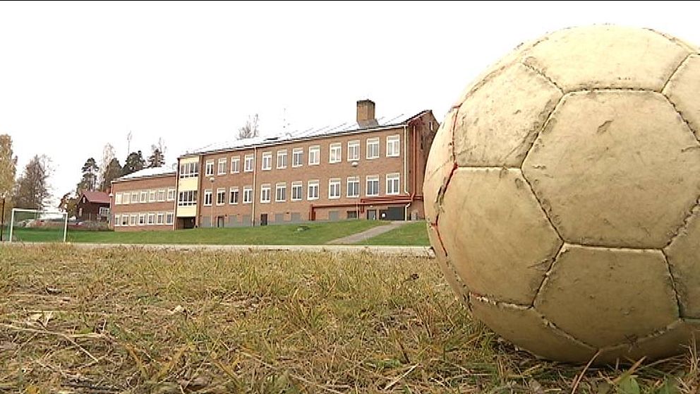 Fotboll i förgrunden framför Fränstaskolan i Ånge