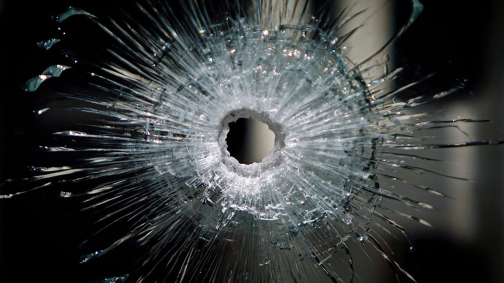 Ett vittne såg först ett skotthål i fönstret till trappuppgången i Gottsunda. Sedan hittades kulan.