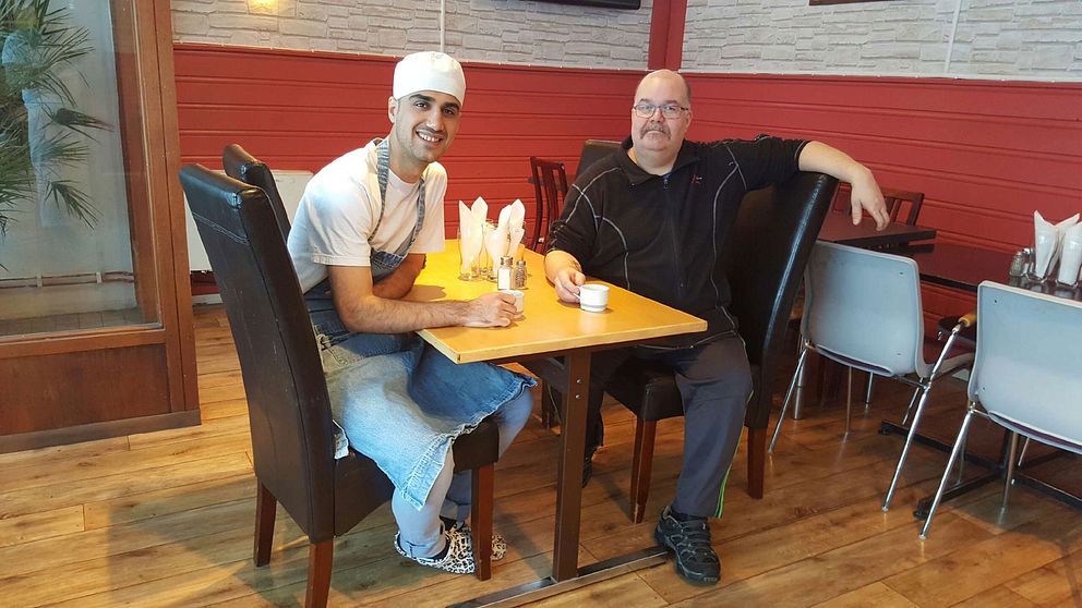 Danyar Mohammed och Nicklas Lundmark i Jokkmokk sitter vid ett bord inne på pizzerian.