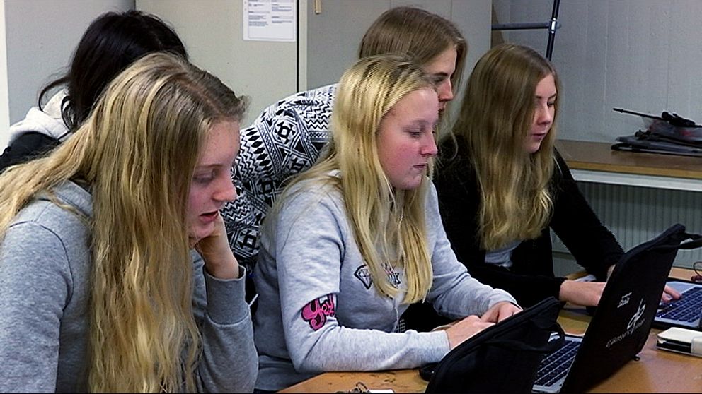 Sara Boman Axelsson, längst till höger, kodar tillsammans med sina vänner från klass 9E och 9C.