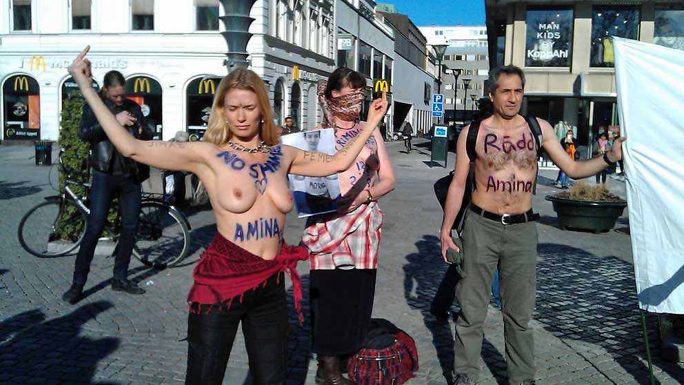 Jenny Wenhammar (till vänster) är en del av den barbröstade aktivistgruppen Femen.
