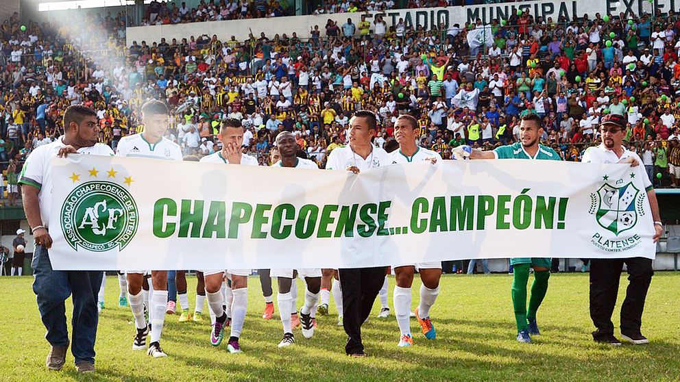 Ett Honduras-lag hyllar Chapecoense och kallar dem för mästare.