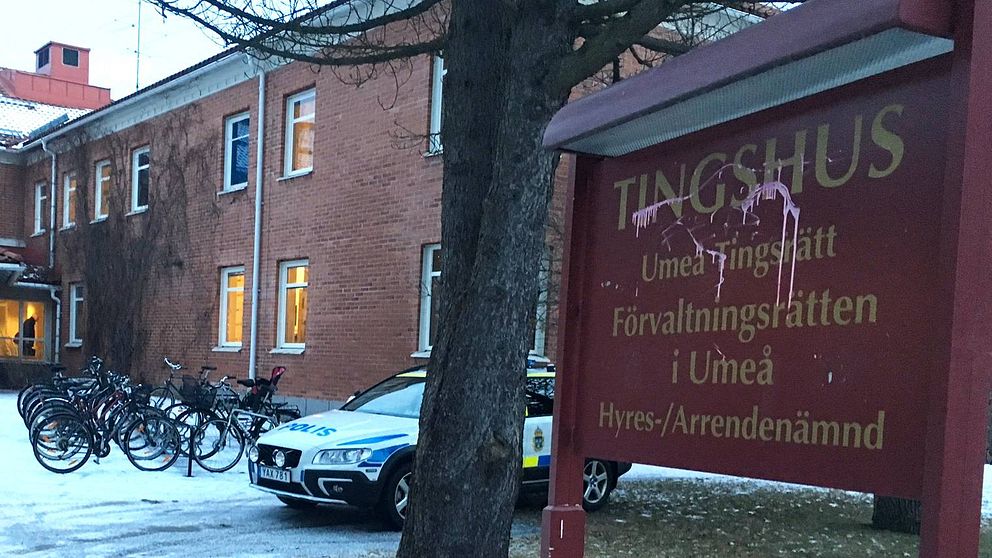 umeå tingsrätt, umeå tingshus, polisbil, cykelställ, cyklar