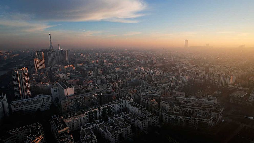 Vacker vy – men en farlig sådan. Bilden över Paris är tagen från en ballong som mäter luftföroreningar i tisdags.