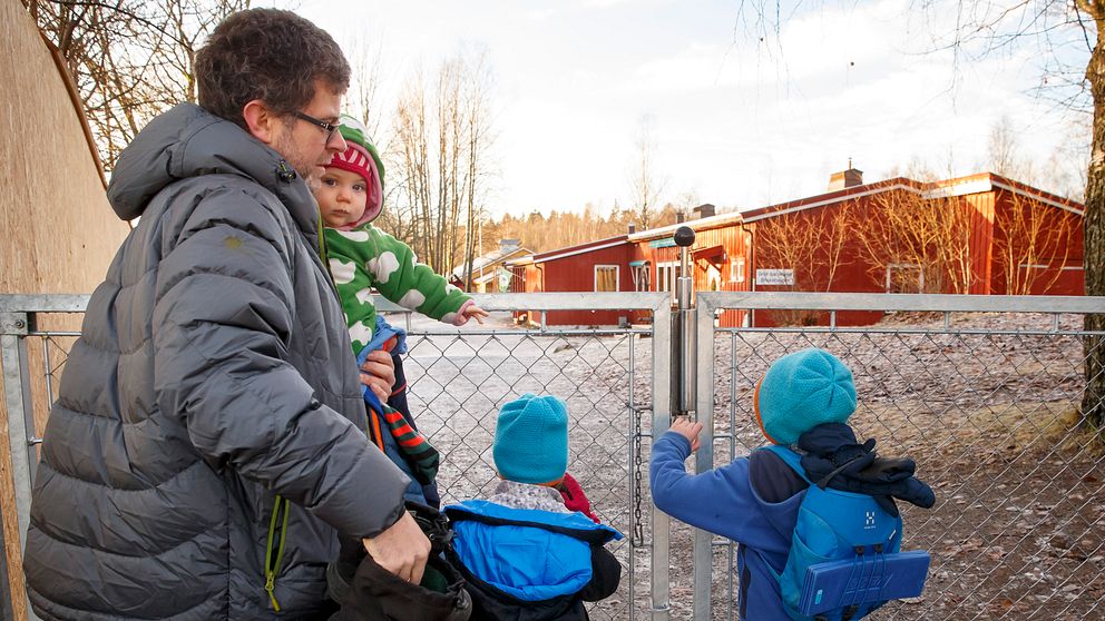 Pappa med barn på väg till förskola