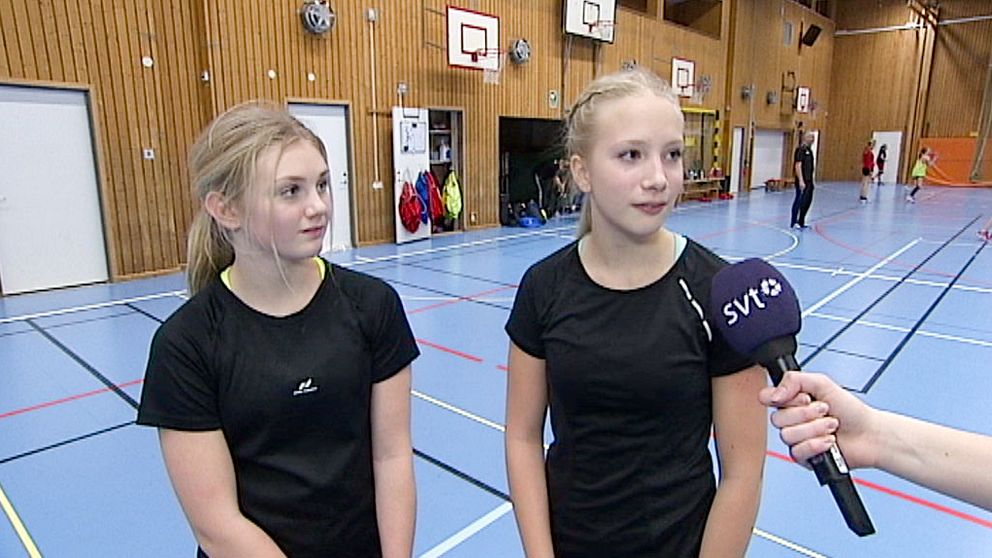 Thilda Johansson och Moa Sjunnesson spelar handboll i BHK.