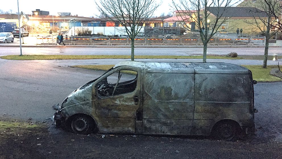 Bilen som tillhörde en saneringsfirma i Halmstad hittades undernatten brinnande i stadsdelen Vallås.