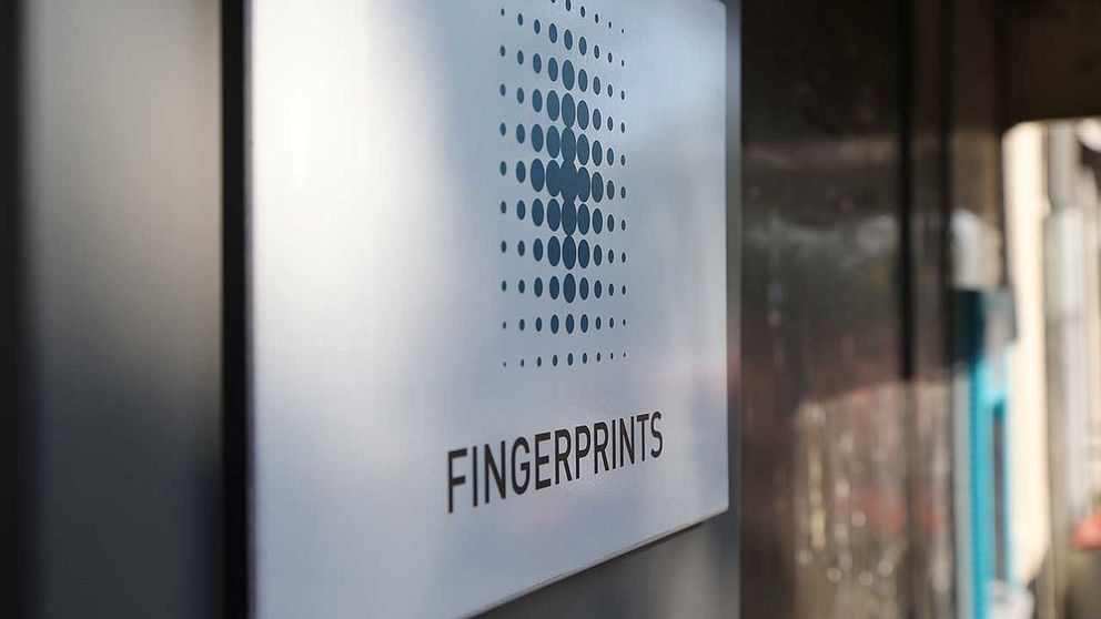 Fingerprint (skylt med logga)
