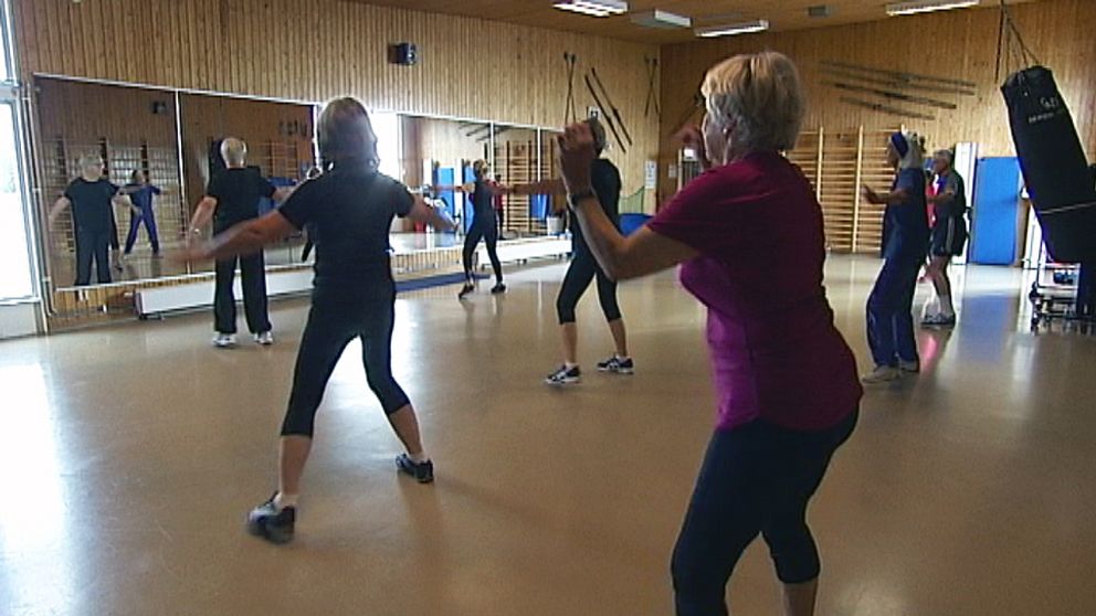 Äldre som gympar inne i en sal på Skutbergets motionscentral i Karlstad