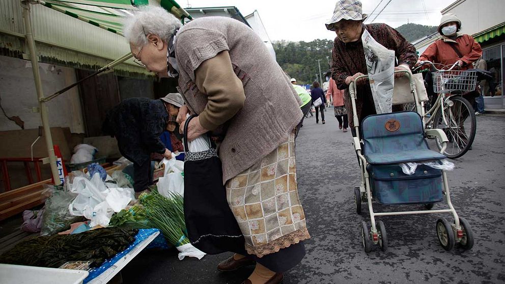 Den japanska staden Iruma erbjuder gratis självhäftande QR-koder som kan fästas på äldre dementas naglar så de kan identifieras om de går vilse.
