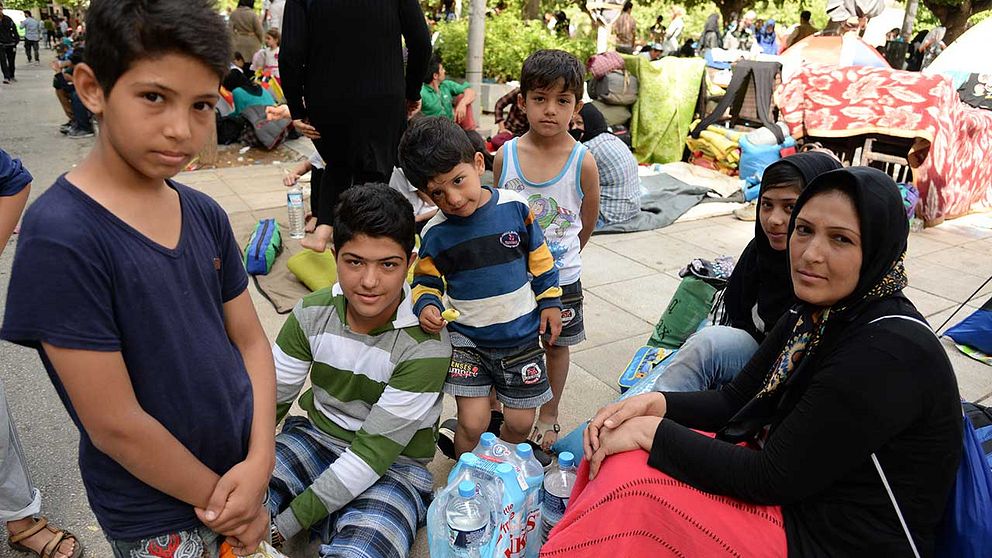En afghansk flyktingfamiljsom tagit sig från Herat i Afghanistan till Aten i Grekland 2015 i hopp om att få asyl i EU.